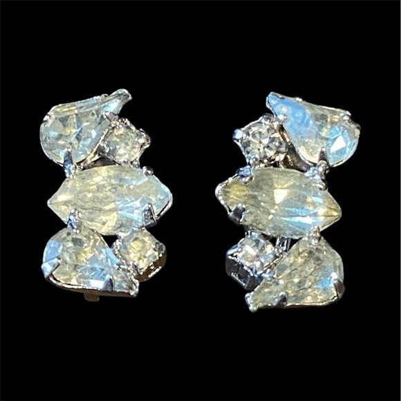 Vintage Jewelry - Vintage Continental Crystal Rhinestone Screw Back Earrings